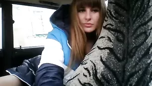 Милая девушка ALISA923 ласкает дырочки в машине