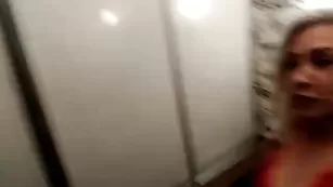 Блондинка SadoMazoTwix делает минет от первого лица