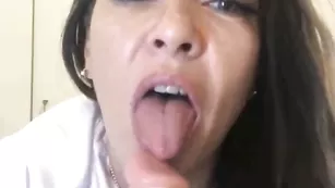 Мамка Ortina страстно сосет резиновый член