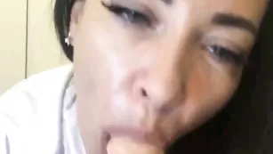 Мамка Ortina страстно сосет резиновый член