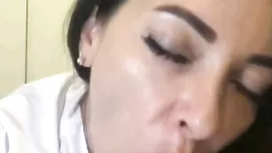 Мамка Ortina страстно сосет резиновый член