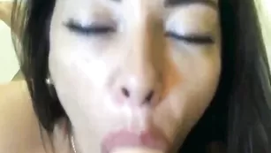 Ortina крупным планом сосет дилдо