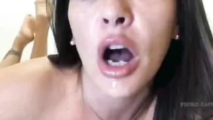 Ortina крупным планом сосет дилдо