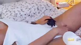 Шикарная красотка Ms_Nessa ласкает грудь и киску