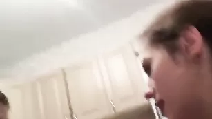 lovelife02 делает сочный домашний минет