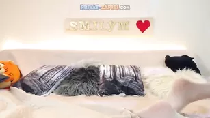 Худышка Smilym ласкается в эротическом белье