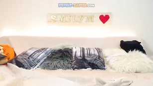 Худышка Smilym ласкается в эротическом белье