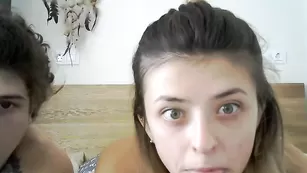 marybomb играет с черным членом и сосет парню