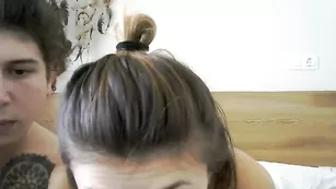 marybomb играет с черным членом и сосет парню