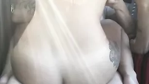 razoad секс в машине с татуированной блондинкой