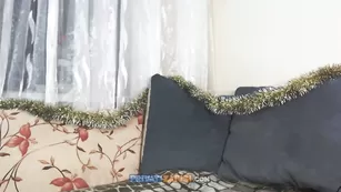 Милашка Cutiepeppy трахает себя розовой игрушкой