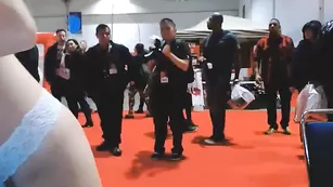 Брюнетка Cortanablue публично ласкает большие сиськи