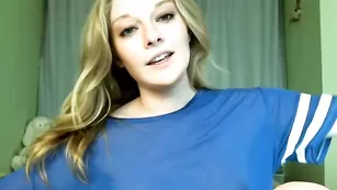 Ashleyy_X страстно трахает киску пальчиками