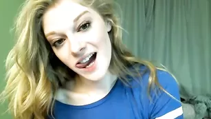 Ashleyy_X страстно трахает киску пальчиками