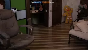 Sweetkira555 рыжая малышка ласкает дырочки