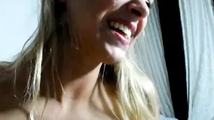 Милая блондинка Siswet19 делает минет и теребит свою киску