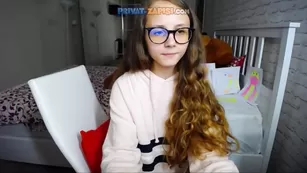 Школьница в очках Miasunnyy ласкает сиськи