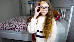 Школьница в очках Miasunnyy ласкает сиськи