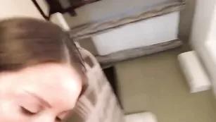 Videoxxx милая брюнетка играет с большим членом парня
