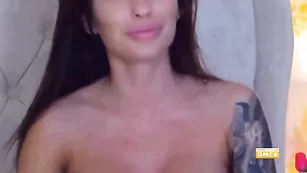 Татуированная красотка Ms_Nessa ласкает бритую пизденку