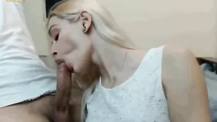 Nikbelle скачет на члене и делает минет