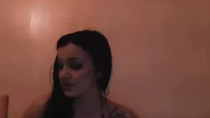 AshhhleyKiss сочная брюнетка играет с дилдо