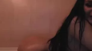 AshhhleyKiss сочная брюнетка играет с дилдо