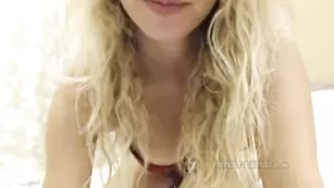 swarowskiy эротично раздевается и ласкает письку