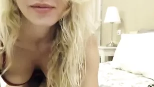 swarowskiy эротично раздевается и ласкает письку