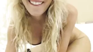 swarowskiy эротично раздевается и ласкает письку