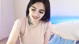real_naomi сочная брюнетка кончает от вибратора