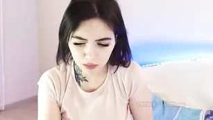 real_naomi сочная брюнетка кончает от вибратора