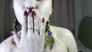 Sweet_Lexi сочная милашка ласкает свое тело