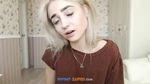 arya0140 худышка насаживается на дилдо