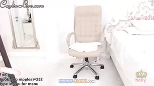 Caylin красивая брюнетка сосет дилдо от первого лица