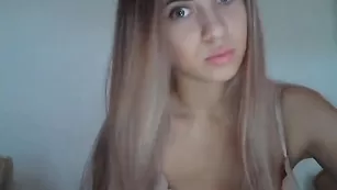 Nancy333 милая блондинка показала грудь