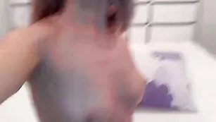 Angelina91 милф блондинка в чулках ласкает вагину