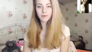 Симпатичная малолетка обнажается на камеру