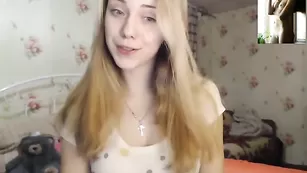 Симпатичная малолетка обнажается на камеру