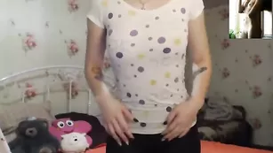 Симпатичная малолетка обнажается на камеру
