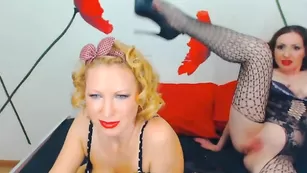 Шикарные телки crasysexyanna и angelica ласкают бритые дырочки