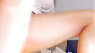 Роскошная крошка Dominiqueeee ласкает половые губки