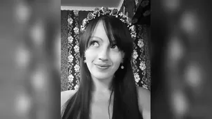 Зажигательная курва LadyyyO ласкает киску конфетой