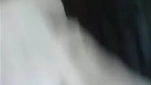 Зажигательная курва LadyyyO ласкает киску конфетой