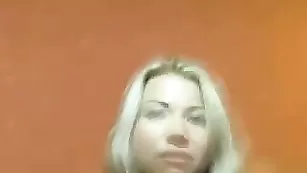 goldyblond примеряет резиновый член