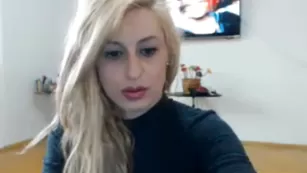 Красивая самка Eyesbrowndeep вертит большой жопой