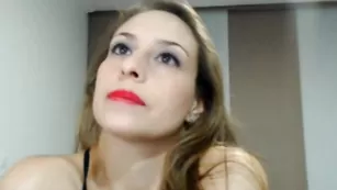 Симпатичная Nina_more позирует во фри
