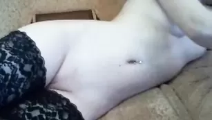 Восхитительная Lenochka89 трогает себя за правую сиську