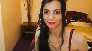 Худая сучка Enamouredlily позирует в нижнем белье