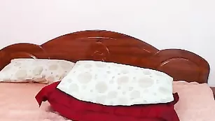 Строптивая шлюха MargoDiva трахнула очко в привате